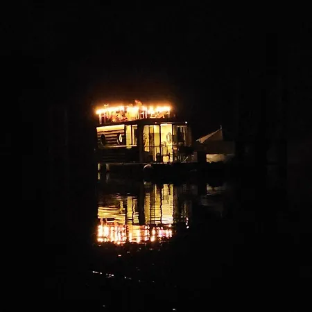 Apartment Ms Terra, Dom Na Wodzie Houseboat Na Odrze *